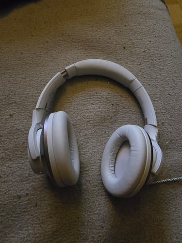 Casque Oneodio Silver posé sur un tapis