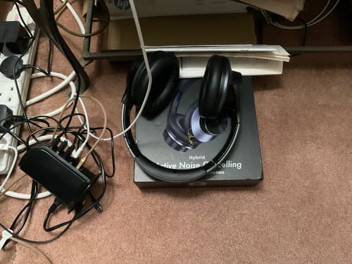 Casque Oneodio noir à côté d’une installation audio domestique