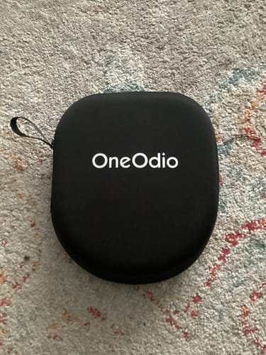 Étui de transport de protection Oneodio sur un tapis