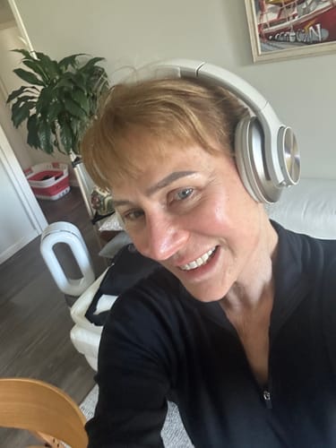 Client portant un casque Oneodio argenté à l’intérieur