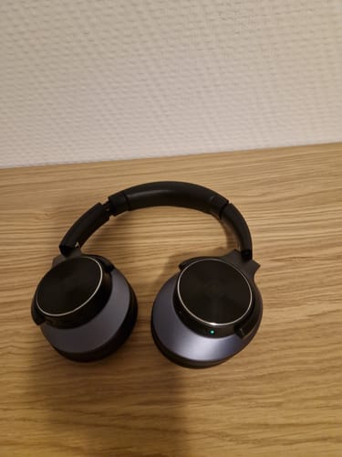 Casque Oneodio noir posé sur une surface en bois