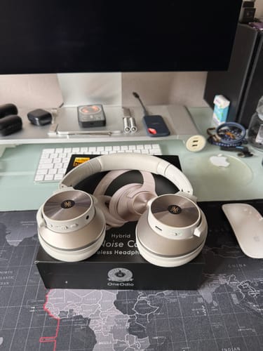 Casque Oneodio argenté sur un bureau