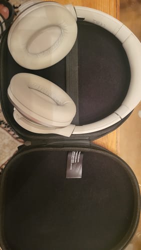 Casque Oneodio argenté dans son étui de transport ouvert