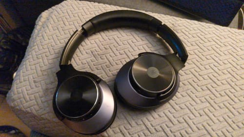 Casque Oneodio noir posé sur un coussin texturé