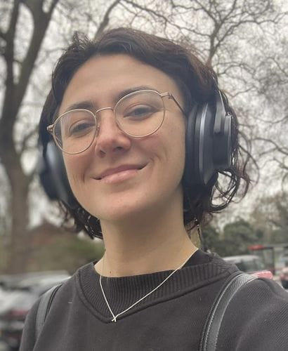 Client portant un casque Oneodio noir en extérieur