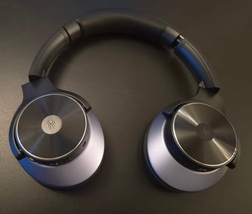 Gros plan sur un casque Oneodio noir et ses oreillettes